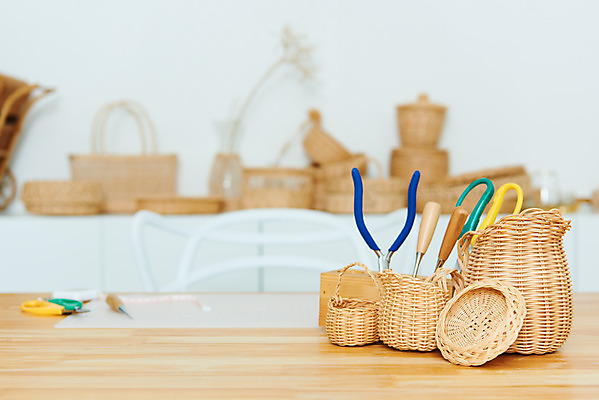 포토 JPG 스튜디오촬영 재료 가위 실내 취미 사람없음 갈색 바구니 꽃병 공예 펜치 DIY 송곳 라탄바구니 원데이클래스 라탄공예 라탄환심 공예도구 국내포토 꽃 컬러 문구용품 내부 도구 공구 클래스 파일형식
