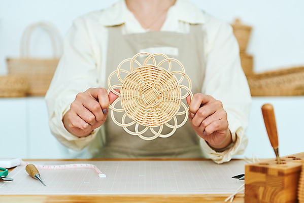 포토 JPG 스튜디오촬영 여자 재료 가위 실내 한명 상반신 20대 성인 취미 앞모습 갈색 한국인 공예 컵받침 만들기 DIY 성인여자한명만 원데이클래스 라탄공예 라탄환심 공예도구 국내포토 1 뷰포인트 컬러 모션 문구용품 사람 동양인 청년 내부 도구 받침대 클래스 여자한명만 성인여자만 파일형식