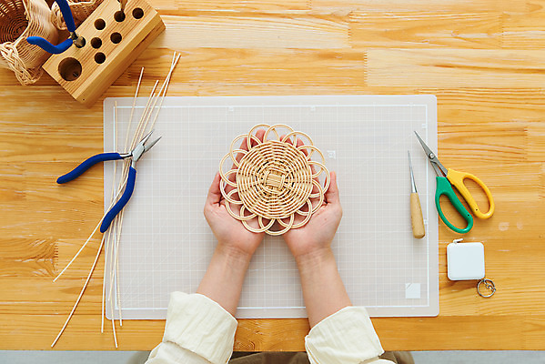 포토 JPG 스튜디오촬영 손 여자 재료 가위 실내 줄자 한명 20대 취미 신체부위 하이앵글 갈색 한국인 공예 컵받침 만들기 펜치 DIY 송곳 성인여자한명만 원데이클래스 라탄공예 라탄환심 공예도구 국내포토 1 뷰포인트 컬러 모션 문구용품 자 사람 동양인 청년 내부 도구 공구 받침대 클래스 여자한명만 성인여자만 파일형식