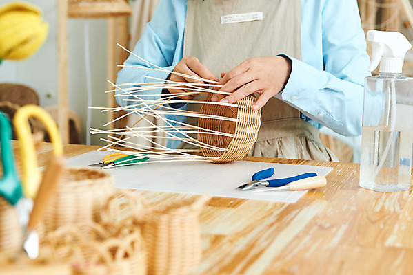 포토 JPG 스튜디오촬영 여자 40대 중년 재료 가위 실내 한명 상반신 취미 앞모습 갈색 한국인 공예 만들기 분무기 펜치 DIY 중년여자한명만 원데이클래스 라탄공예 라탄환심 공예도구 국내포토 1 뷰포인트 컬러 모션 문구용품 사람 동양인 성인 내부 도구 공구 클래스 여자한명만 중년여자만 파일형식