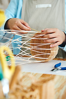 포토 JPG 스튜디오촬영 여자 40대 중년 재료 가위 실내 한명 상반신 취미 앞모습 갈색 한국인 공예 만들기 펜치 DIY 중년여자한명만 원데이클래스 라탄공예 라탄환심 공예도구 국내포토 1 뷰포인트 컬러 모션 문구용품 사람 동양인 성인 내부 도구 공구 클래스 여자한명만 중년여자만 파일형식