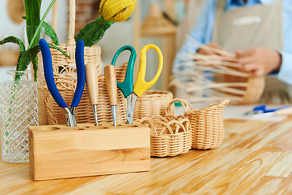 포토 JPG 스튜디오촬영 여자 40대 중년 재료 가위 실내 한명 상반신 취미 앞모습 갈색 바구니 한국인 공예 만들기 펜치 DIY 송곳 중년여자한명만 라탄바구니 원데이클래스 라탄공예 라탄환심 공예도구 국내포토 1 뷰포인트 컬러 모션 문구용품 사람 동양인 성인 내부 도구 공구 클래스 여자한명만 중년여자만 파일형식