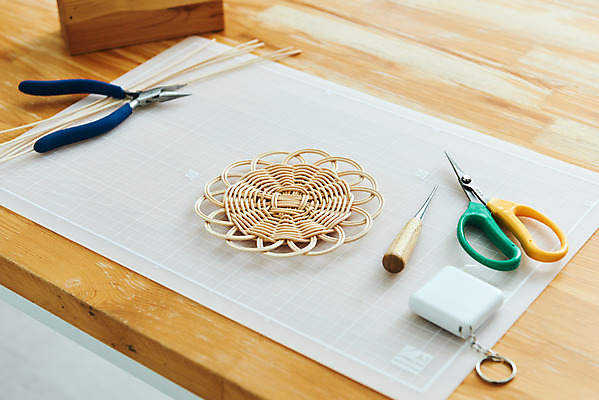 포토 JPG 스튜디오촬영 재료 가위 실내 줄자 취미 사람없음 갈색 공예 컵받침 펜치 DIY 송곳 원데이클래스 라탄공예 라탄환심 공예도구 국내포토 컬러 문구용품 자 내부 도구 공구 받침대 클래스 파일형식