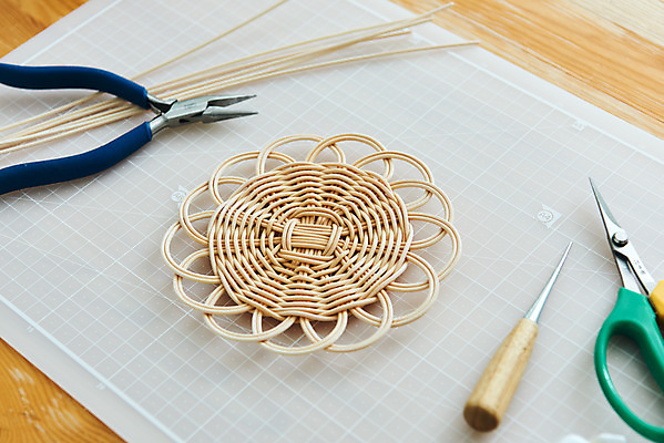 포토 JPG 스튜디오촬영 재료 가위 실내 취미 사람없음 갈색 공예 컵받침 펜치 DIY 송곳 원데이클래스 라탄공예 라탄환심 공예도구 국내포토 컬러 문구용품 내부 도구 공구 받침대 클래스 파일형식