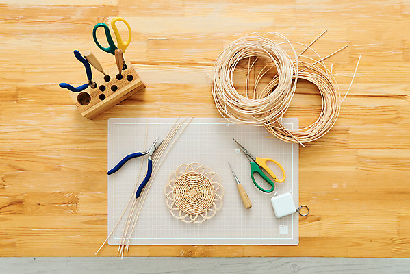 포토 JPG 스튜디오촬영 재료 가위 실내 줄자 취미 사람없음 하이앵글 갈색 공예 컵받침 펜치 DIY 송곳 원데이클래스 라탄공예 라탄환심 공예도구 국내포토 뷰포인트 컬러 문구용품 자 내부 도구 공구 받침대 클래스 파일형식