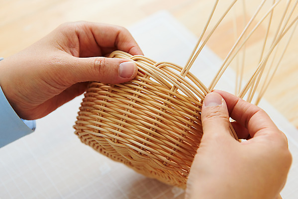 포토 JPG 스튜디오촬영 손 여자 40대 중년 재료 실내 한명 취미 신체부위 갈색 한국인 공예 만들기 DIY 중년여자한명만 원데이클래스 라탄공예 라탄환심 공예도구 국내포토 1 컬러 모션 사람 동양인 성인 내부 도구 클래스 여자한명만 중년여자만 파일형식