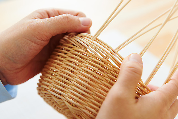 포토 JPG 스튜디오촬영 손 여자 40대 중년 재료 실내 한명 취미 신체부위 갈색 한국인 공예 만들기 DIY 중년여자한명만 원데이클래스 라탄공예 라탄환심 공예도구 국내포토 1 컬러 모션 사람 동양인 성인 내부 도구 클래스 여자한명만 중년여자만 파일형식