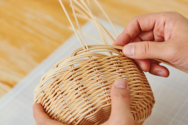 포토 JPG 스튜디오촬영 손 여자 40대 중년 재료 실내 한명 취미 신체부위 갈색 한국인 공예 만들기 DIY 중년여자한명만 원데이클래스 라탄공예 라탄환심 공예도구 국내포토 1 컬러 모션 사람 동양인 성인 내부 도구 클래스 여자한명만 중년여자만 파일형식