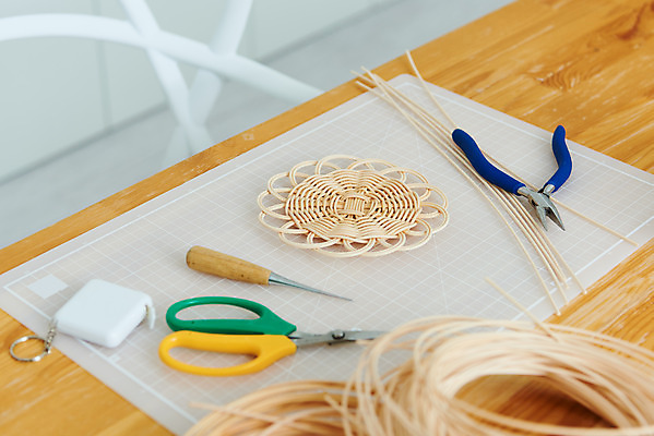포토 JPG 스튜디오촬영 재료 가위 실내 줄자 취미 사람없음 갈색 공예 컵받침 펜치 DIY 송곳 원데이클래스 라탄공예 라탄환심 공예도구 국내포토 컬러 문구용품 자 내부 도구 공구 받침대 클래스 파일형식