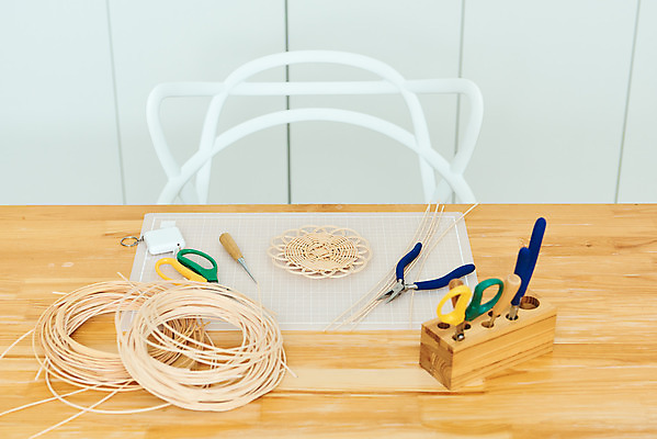 포토 JPG 스튜디오촬영 재료 가위 실내 줄자 취미 사람없음 갈색 공예 컵받침 펜치 DIY 송곳 원데이클래스 라탄공예 라탄환심 공예도구 국내포토 컬러 문구용품 자 내부 도구 공구 받침대 클래스 파일형식