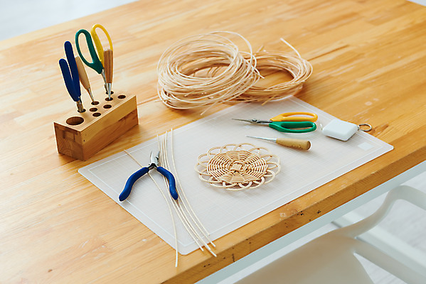 포토 JPG 스튜디오촬영 재료 가위 실내 줄자 취미 사람없음 갈색 공예 컵받침 펜치 DIY 송곳 원데이클래스 라탄공예 라탄환심 공예도구 국내포토 컬러 문구용품 자 내부 도구 공구 받침대 클래스 파일형식