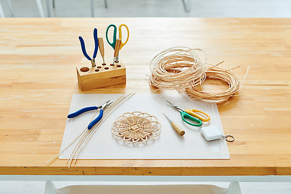 포토 JPG 스튜디오촬영 재료 가위 실내 줄자 취미 사람없음 갈색 공예 컵받침 펜치 DIY 송곳 원데이클래스 라탄공예 라탄환심 공예도구 국내포토 컬러 문구용품 자 내부 도구 공구 받침대 클래스 파일형식