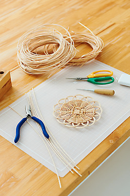 포토 JPG 스튜디오촬영 재료 가위 실내 줄자 취미 사람없음 갈색 공예 컵받침 펜치 DIY 송곳 원데이클래스 라탄공예 라탄환심 공예도구 국내포토 컬러 문구용품 자 내부 도구 공구 받침대 클래스 파일형식