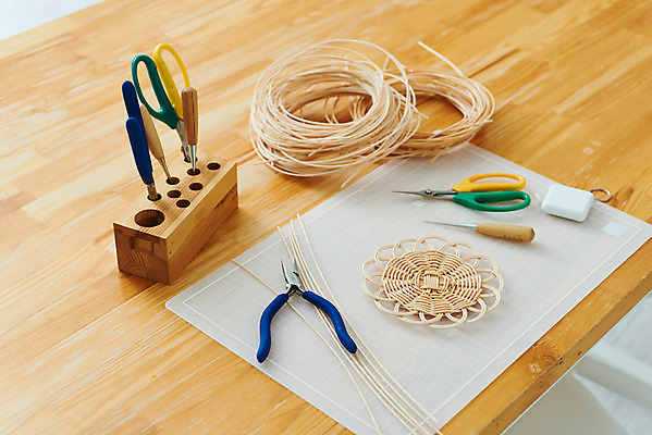 포토 JPG 스튜디오촬영 재료 가위 실내 줄자 취미 사람없음 갈색 공예 컵받침 펜치 DIY 송곳 원데이클래스 라탄공예 라탄환심 공예도구 국내포토 컬러 문구용품 자 내부 도구 공구 받침대 클래스 파일형식