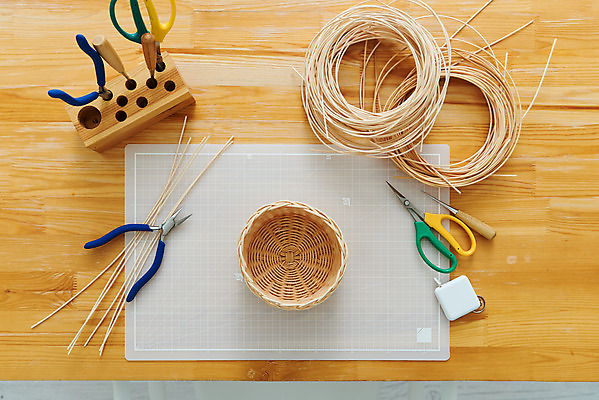 포토 JPG 스튜디오촬영 재료 가위 실내 줄자 취미 사람없음 하이앵글 갈색 바구니 공예 펜치 DIY 송곳 라탄바구니 원데이클래스 라탄공예 라탄환심 공예도구 국내포토 뷰포인트 컬러 문구용품 자 내부 도구 공구 클래스 파일형식