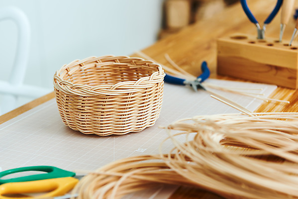포토 JPG 스튜디오촬영 재료 가위 실내 취미 사람없음 갈색 바구니 공예 펜치 DIY 라탄바구니 원데이클래스 라탄공예 라탄환심 공예도구 국내포토 컬러 문구용품 내부 도구 공구 클래스 파일형식