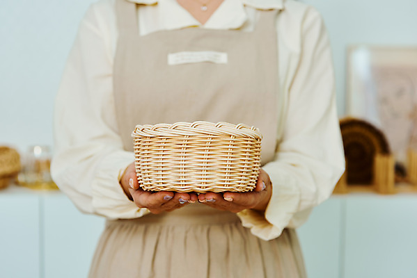 포토 JPG 스튜디오촬영 여자 재료 실내 한명 들기 상반신 20대 성인 취미 앞모습 갈색 바구니 한국인 공예 DIY 성인여자한명만 라탄바구니 원데이클래스 라탄공예 국내포토 1 뷰포인트 컬러 모션 사람 동양인 청년 내부 클래스 여자한명만 성인여자만 파일형식