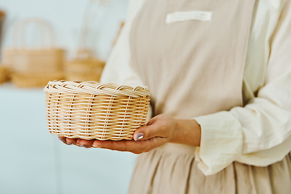 포토 JPG 스튜디오촬영 여자 재료 실내 한명 들기 상반신 20대 성인 취미 옆모습 갈색 바구니 한국인 공예 DIY 성인여자한명만 라탄바구니 원데이클래스 라탄공예 국내포토 1 뷰포인트 컬러 모션 사람 동양인 청년 내부 클래스 여자한명만 성인여자만 파일형식