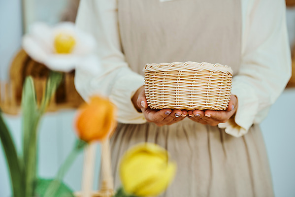 포토 JPG 스튜디오촬영 여자 꽃 재료 실내 한명 들기 상반신 20대 성인 취미 앞모습 아웃포커스 갈색 바구니 한국인 공예 DIY 성인여자한명만 라탄바구니 원데이클래스 라탄공예 국내포토 식물 1 뷰포인트 컬러 모션 촬영기법 사람 동양인 청년 내부 클래스 여자한명만 성인여자만 파일형식