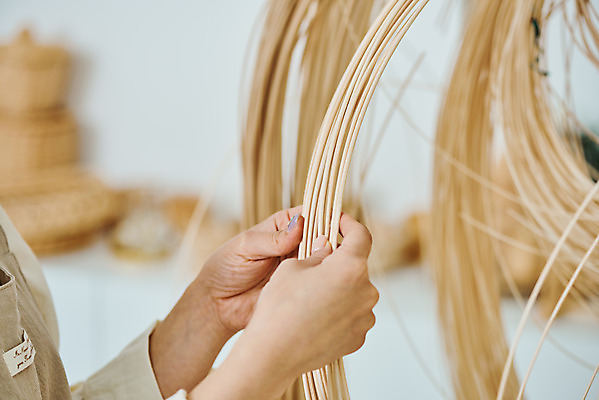 포토 JPG 스튜디오촬영 손 여자 재료 실내 한명 20대 취미 신체부위 갈색 한국인 공예 DIY 성인여자한명만 원데이클래스 라탄공예 라탄환심 공예도구 국내포토 1 컬러 사람 동양인 청년 내부 도구 클래스 여자한명만 성인여자만 파일형식