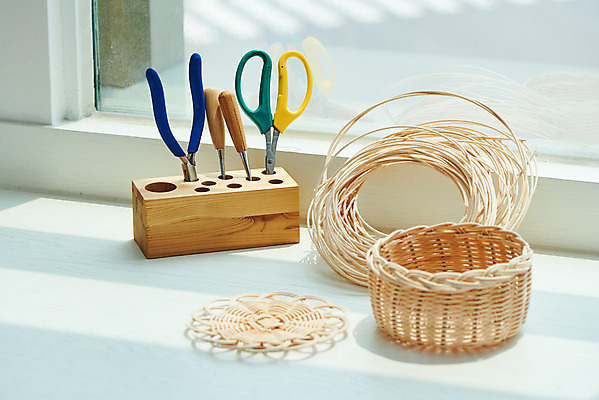 포토 JPG 스튜디오촬영 재료 가위 실내 취미 사람없음 갈색 바구니 공예 컵받침 펜치 DIY 송곳 라탄바구니 원데이클래스 라탄공예 라탄환심 공예도구 국내포토 컬러 문구용품 내부 도구 공구 받침대 클래스 파일형식