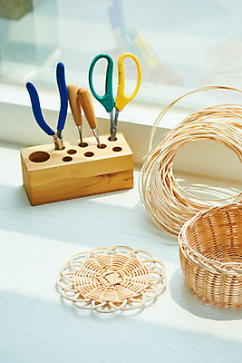 포토 JPG 스튜디오촬영 재료 가위 실내 취미 사람없음 갈색 바구니 공예 컵받침 펜치 DIY 송곳 라탄바구니 원데이클래스 라탄공예 라탄환심 공예도구 국내포토 컬러 문구용품 내부 도구 공구 받침대 클래스 파일형식