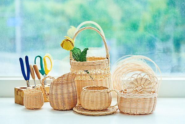 포토 JPG 스튜디오촬영 재료 가위 실내 취미 사람없음 갈색 바구니 꽃병 공예 컵받침 펜치 DIY 송곳 라탄바구니 원데이클래스 라탄공예 라탄환심 공예도구 국내포토 꽃 컬러 문구용품 내부 도구 공구 받침대 클래스 파일형식