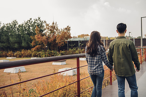 포토 JPG 주간 커플 여자 남자 단풍 낙엽 데이트 서울 상반신 20대 성인 야외 두명 뒷모습 걷기 손잡기 다정 산책 한국인 가을 한강 성인만 서울숲 국내포토 자연요소 계절 뷰포인트 컨셉 잎 관계 모션 휴식 한국 사람 동양인 청년 숲 랜드마크 파일형식