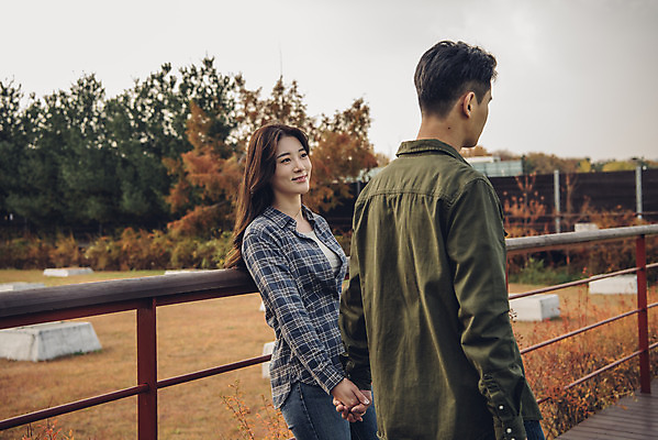 포토 JPG 주간 커플 여자 남자 단풍 낙엽 데이트 서울 서기 상반신 20대 성인 야외 두명 옆모습 뒷모습 손잡기 다정 산책 한국인 가을 한강 성인만 서울숲 국내포토 자연요소 계절 뷰포인트 컨셉 잎 관계 모션 휴식 한국 사람 동양인 청년 숲 랜드마크 파일형식