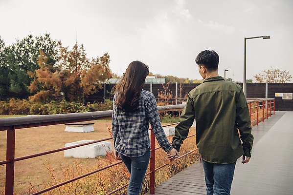 포토 JPG 주간 커플 여자 남자 단풍 낙엽 데이트 서울 상반신 20대 성인 야외 두명 뒷모습 걷기 손잡기 다정 산책 한국인 가을 한강 성인만 서울숲 국내포토 자연요소 계절 뷰포인트 컨셉 잎 관계 모션 휴식 한국 사람 동양인 청년 숲 랜드마크 파일형식