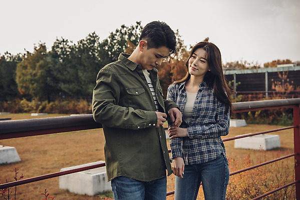 포토 JPG 주간 커플 여자 남자 단풍 낙엽 데이트 서울 서기 상반신 20대 성인 야외 두명 앞모습 옆모습 다정 산책 한국인 가을 한강 성인만 서울숲 국내포토 자연요소 계절 뷰포인트 컨셉 잎 관계 모션 휴식 한국 사람 동양인 청년 숲 랜드마크 파일형식