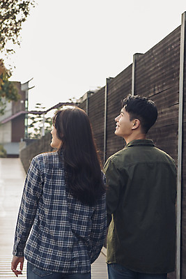 포토 JPG 주간 커플 응시 여자 남자 단풍 낙엽 데이트 서울 상반신 20대 성인 야외 두명 뒷모습 걷기 다정 산책 한국인 가을 한강 성인만 서울숲 국내포토 자연요소 시선 계절 뷰포인트 컨셉 잎 관계 모션 휴식 한국 사람 동양인 청년 숲 랜드마크 파일형식