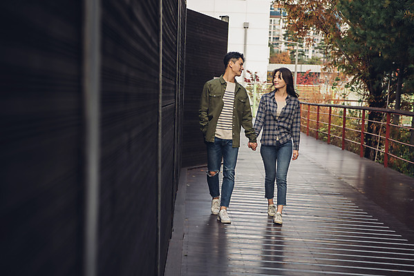 포토 JPG 주간 전신 커플 여자 남자 단풍 낙엽 데이트 서울 20대 성인 야외 두명 앞모습 걷기 손잡기 다정 산책 한국인 가을 한강 성인만 서울숲 국내포토 자연요소 계절 뷰포인트 컨셉 잎 관계 모션 휴식 한국 사람 동양인 청년 숲 랜드마크 파일형식