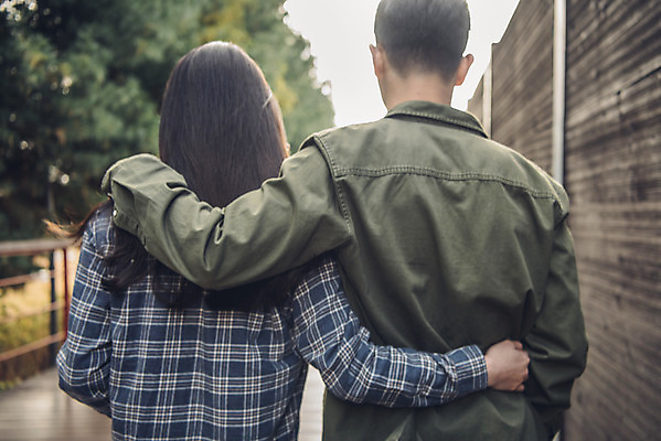 포토 JPG 주간 커플 여자 남자 허리손 단풍 낙엽 데이트 어깨동무 서울 상반신 20대 성인 야외 두명 뒷모습 다정 산책 한국인 가을 한강 성인만 서울숲 국내포토 자연요소 계절 뷰포인트 포즈 컨셉 잎 관계 휴식 한국 사람 동양인 청년 숲 랜드마크 파일형식