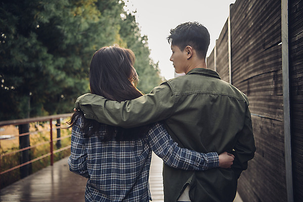 포토 JPG 주간 커플 여자 남자 허리손 단풍 낙엽 데이트 어깨동무 서울 상반신 20대 성인 야외 두명 뒷모습 다정 산책 한국인 가을 한강 성인만 서울숲 국내포토 자연요소 계절 뷰포인트 포즈 컨셉 잎 관계 휴식 한국 사람 동양인 청년 숲 랜드마크 파일형식