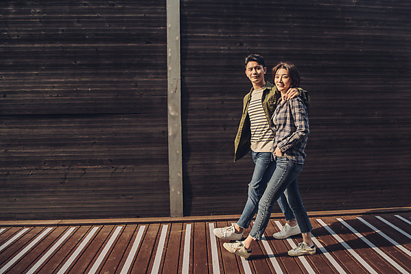 포토 JPG 주간 전신 커플 여자 남자 단풍 낙엽 데이트 어깨동무 서울 20대 성인 야외 두명 옆모습 걷기 다정 산책 한국인 가을 한강 성인만 서울숲 국내포토 자연요소 계절 뷰포인트 포즈 컨셉 잎 관계 모션 휴식 한국 사람 동양인 청년 숲 랜드마크 파일형식