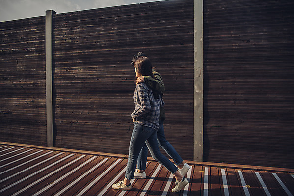 포토 JPG 주간 전신 커플 여자 남자 단풍 낙엽 데이트 어깨동무 서울 20대 성인 야외 두명 옆모습 걷기 산책 한국인 가을 한강 성인만 서울숲 국내포토 자연요소 계절 뷰포인트 포즈 잎 관계 모션 휴식 한국 사람 동양인 청년 숲 랜드마크 파일형식