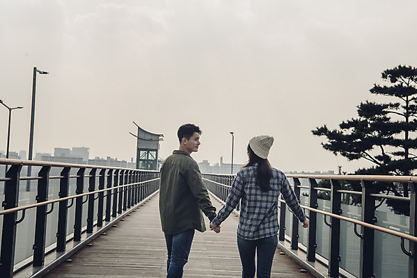 포토 JPG 주간 커플 여자 남자 데이트 상반신 20대 성인 야외 두명 뒷모습 강 걷기 손잡기 다정 한국인 가을 한강 가교 성인만 국내포토 자연요소 건축물 계절 뷰포인트 컨셉 관계 모션 서울 사람 동양인 청년 랜드마크 파일형식