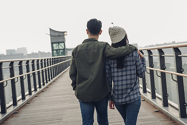 포토 JPG 주간 커플 여자 남자 데이트 어깨동무 상반신 20대 성인 야외 두명 뒷모습 강 다정 한국인 가을 한강 가교 성인만 국내포토 자연요소 건축물 계절 뷰포인트 포즈 컨셉 관계 서울 사람 동양인 청년 랜드마크 파일형식