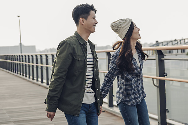 포토 JPG 주간 커플 응시 여자 남자 데이트 상반신 20대 성인 야외 두명 옆모습 강 걷기 다정 한국인 가을 한강 가교 성인만 국내포토 자연요소 건축물 시선 계절 뷰포인트 컨셉 관계 모션 서울 사람 동양인 청년 랜드마크 파일형식