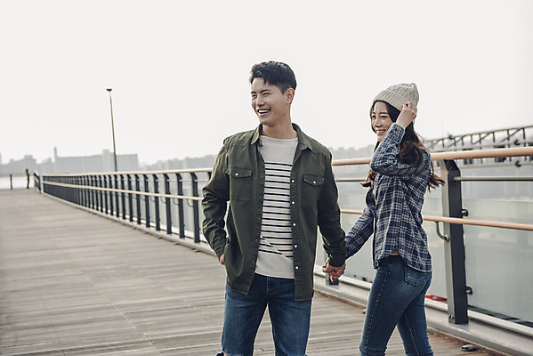 포토 JPG 주간 커플 여자 남자 데이트 서기 미소 상반신 20대 성인 야외 두명 앞모습 옆모습 강 손잡기 다정 한국인 가을 한강 가교 성인만 국내포토 자연요소 건축물 계절 뷰포인트 컨셉 관계 모션 서울 표정 사람 동양인 청년 랜드마크 파일형식
