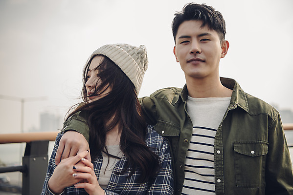 포토 JPG 주간 커플 여자 남자 데이트 어깨동무 상반신 20대 성인 야외 두명 앞모습 강 다정 한국인 가을 한강 가교 성인만 국내포토 자연요소 건축물 계절 뷰포인트 포즈 컨셉 관계 서울 사람 동양인 청년 랜드마크 파일형식