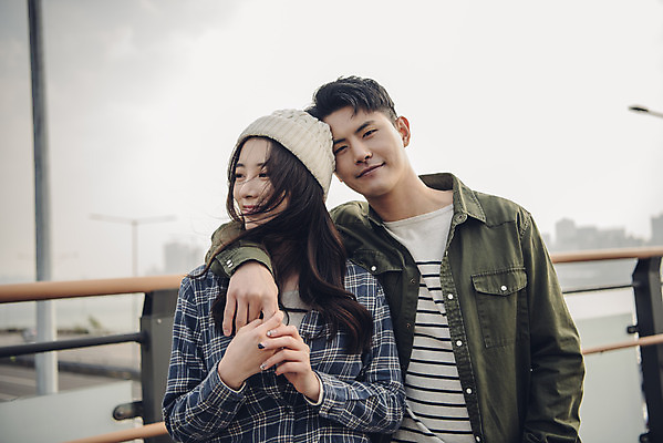 포토 JPG 주간 커플 여자 남자 데이트 어깨동무 상반신 20대 성인 야외 두명 앞모습 강 기댐 다정 한국인 가을 한강 가교 성인만 국내포토 자연요소 건축물 계절 뷰포인트 포즈 컨셉 관계 모션 서울 사람 동양인 청년 랜드마크 파일형식