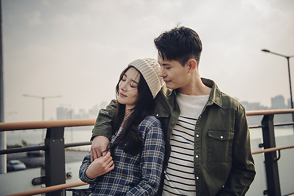 포토 JPG 주간 커플 여자 남자 데이트 어깨동무 상반신 20대 성인 야외 두명 앞모습 강 기댐 다정 한국인 가을 한강 가교 성인만 국내포토 자연요소 건축물 계절 뷰포인트 포즈 컨셉 관계 모션 서울 사람 동양인 청년 랜드마크 파일형식