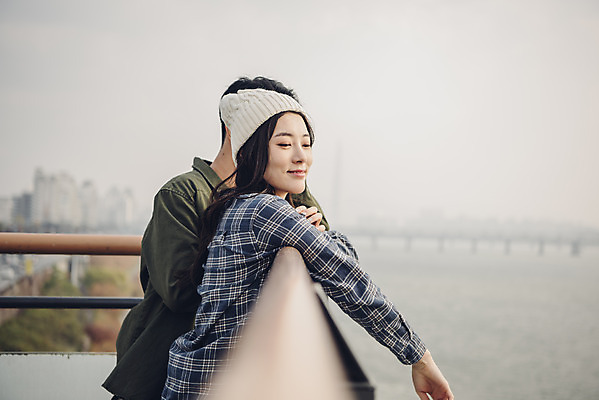 포토 JPG 주간 커플 여자 남자 데이트 서기 상반신 20대 성인 야외 두명 옆모습 강 다정 한국인 가을 한강 가교 성인만 국내포토 자연요소 건축물 계절 뷰포인트 컨셉 관계 모션 서울 사람 동양인 청년 랜드마크 파일형식