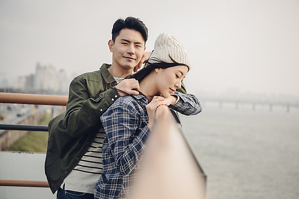 포토 JPG 주간 커플 여자 남자 데이트 서기 상반신 20대 성인 야외 두명 옆모습 강 다정 한국인 가을 한강 가교 성인만 국내포토 자연요소 건축물 계절 뷰포인트 컨셉 관계 모션 서울 사람 동양인 청년 랜드마크 파일형식