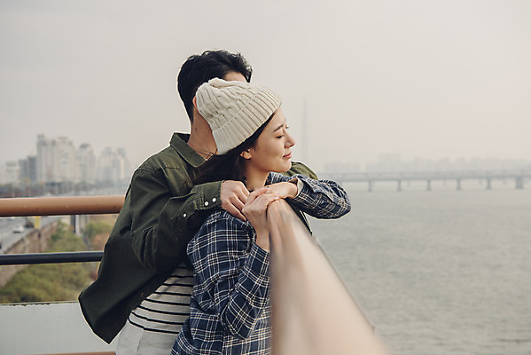 포토 JPG 주간 커플 응시 여자 남자 데이트 서기 상반신 20대 성인 야외 두명 옆모습 강 다정 한국인 가을 한강 가교 성인만 국내포토 자연요소 건축물 시선 계절 뷰포인트 컨셉 관계 모션 서울 사람 동양인 청년 랜드마크 파일형식