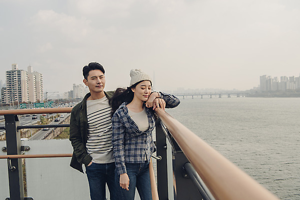 포토 JPG 주간 커플 여자 남자 데이트 상반신 20대 성인 야외 두명 앞모습 강 다정 한국인 가을 한강 가교 성인만 국내포토 자연요소 건축물 계절 뷰포인트 컨셉 관계 서울 사람 동양인 청년 랜드마크 파일형식