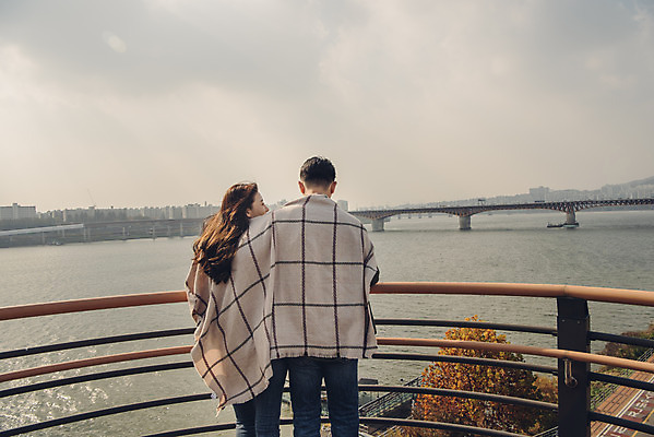 포토 JPG 주간 커플 여자 남자 데이트 서기 상반신 20대 성인 야외 두명 뒷모습 강 다정 한국인 가을 담요 한강 가교 성인만 국내포토 자연요소 건축물 계절 뷰포인트 컨셉 관계 모션 서울 사람 동양인 청년 랜드마크 파일형식