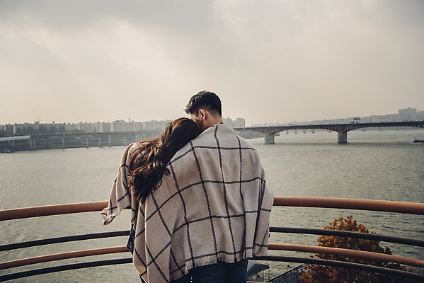 포토 JPG 주간 커플 여자 남자 데이트 서기 상반신 20대 성인 야외 두명 뒷모습 강 기댐 다정 한국인 가을 담요 한강 가교 성인만 국내포토 자연요소 건축물 계절 뷰포인트 컨셉 관계 모션 서울 사람 동양인 청년 랜드마크 파일형식